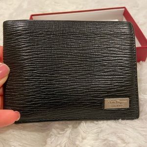 AUTHENTIC Ferragamo Men’s Nero Pebble Wallet.